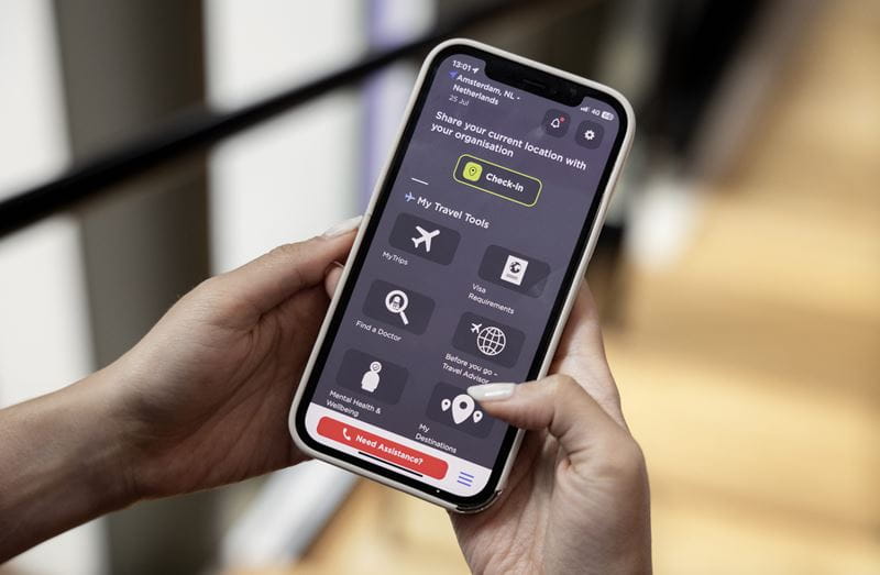 Person hält Smartphone mit Assistance App in der Hand