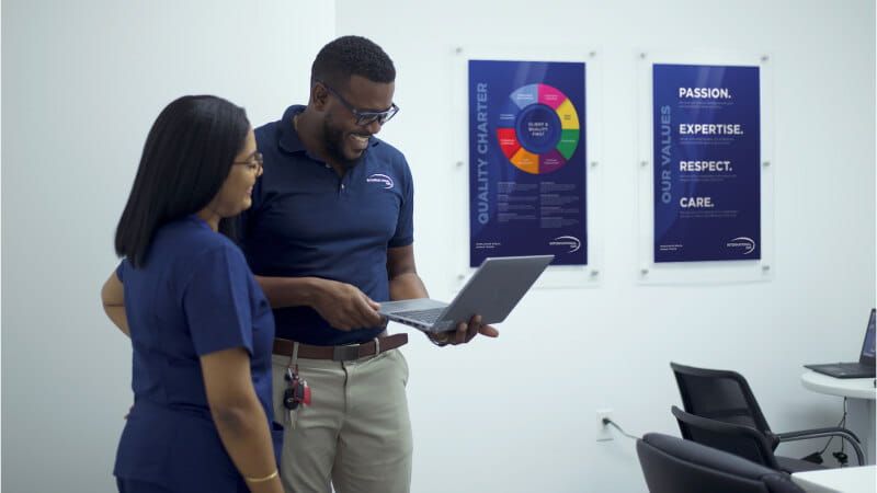 Mitarbeiter im Dialog